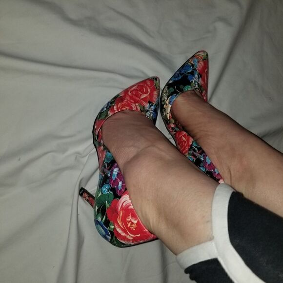 High heels  flower designs well worn - Picture 2 of 14